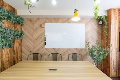 クリエイティブBOX桜木町 【カフェ風 会議室】木と緑🌿の落ち着く空間【8人まで可】の室内の写真