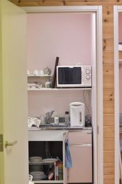 【小キッチン】
電子レンジ
湯沸かしポット
コップ・コーヒーカップ等 - 表現スペース4 スタジオスペースの設備の写真