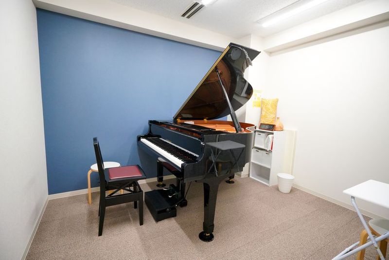 ヤマハグランドピアノC1をご用意しています。2,3名でアンサンブルもできる広さの個室です。 - ニコットミュージック葛西-nicotto music- グランドピアノ練習室の室内の写真