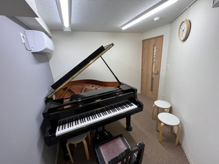 グランドピアノ（ヤマハC1）のある練習室 - ニコットミュージック瑞江-nicotto music- グランドピアノ練習室・楽器練習室の室内の写真