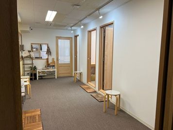待合スペース - ニコットミュージック瑞江-nicotto music- グランドピアノ練習室・楽器練習室の入口の写真