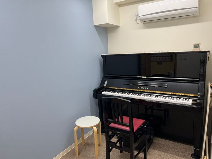 ヤマハアップライトピアノのある練習室 - ニコットミュージック瑞江-nicotto music- ピアノ練習室・楽器練習室の室内の写真