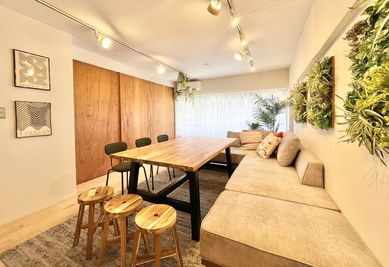 大型ソファーのあるリビングスペース
調教調色照明付き - たまりば横浜関内 Heritage たまりば関内馬車道 Heritageの室内の写真