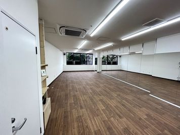 【神戸市中央区】駅近！広々！WiFi！壁一面（約10m！）大きな鏡のあるダンススペース - Footloose Dance Studio KM