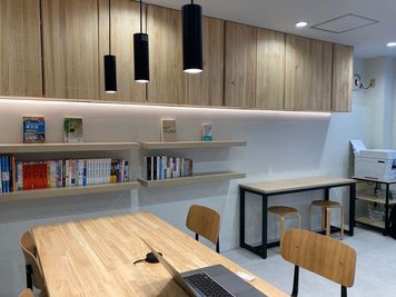 手元を照らすスポットライト（電源付きのデスク） - 岐阜の自習室 スタディカフェ(Re:StudyCafe) 自習ブースの室内の写真