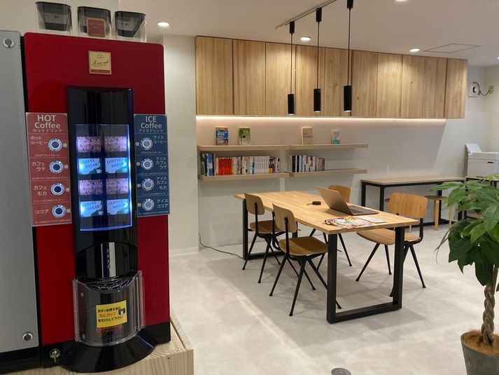 挽きたてのコーヒーやココアの飲めるカフェマシン - 岐阜の自習室 スタディカフェ(Re:StudyCafe) 自習ブースの設備の写真