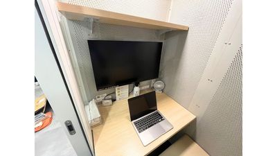 パソコンを置いても広々と机をご利用いただけます。 - FEEEP銀座店 FEEEP銀座店｜1名用個室の室内の写真