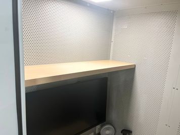 モニター上に荷物置きがございます。 - FEEEP銀座店 FEEEP銀座店｜1名用個室の設備の写真