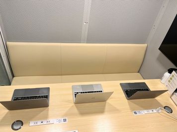 パソコン3台置いてもスペースにゆとりがあります。 - FEEEP銀座店 FEEEP銀座店｜定員6名個室の室内の写真