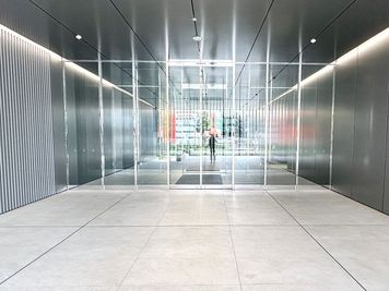 【ビル入口自動ドア】 - エキスパートオフィス大宮 121の入口の写真