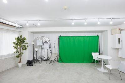 床は白ベースのおしゃれなモルタル仕上げです！
 - Share-no-wa Studio　JR大塚駅前店 Share-no-wa Studio（シェアノワ）JR大塚駅前店の室内の写真