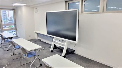 室内　前方に80インチモニターが付属 - 【リロの会議室】大曾根 【リロの会議室】大曽根の室内の写真