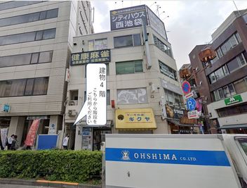 C2出口を出てすぐ横の建物の4階となります。 - ジャパンO・N・Oミュージックアカデミーの外観の写真