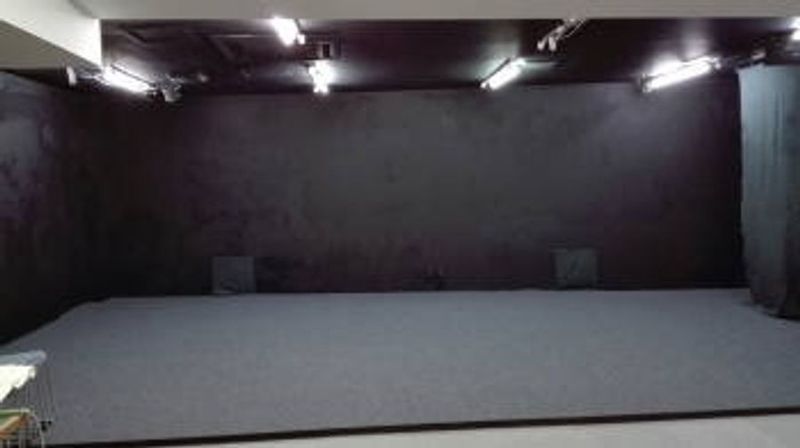 舞台面と客席面が分かれていて使用しやすい空間となっています。 - トシプロスタジオ 【演劇稽古場】トシプロスタジオの室内の写真