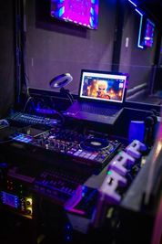 DJブース（盛り上がる音楽で、皆様ワイワイ騒げます！） - JetGクラブ＆バー赤坂 レンタルスペースの室内の写真