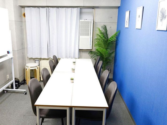 青とモルタル調を基調とした落ち着いたお部屋です。様々なレイアウト変更が可能です。 - 🌊【ライステラス🌴新宿】 🌴24時間🌴NEW !【ライステラス🌊新宿】の室内の写真