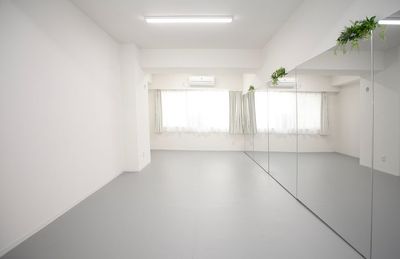 換気ができる大きな窓 - Audrey Dance  Studio Audrey Dance Studio 1stの室内の写真