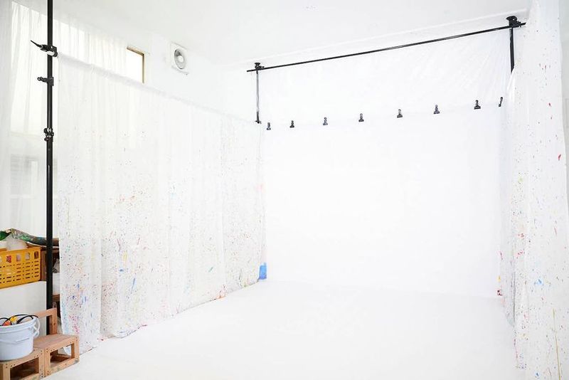 3.6m × 2.9mの壁、3.6m×3mの床で絵具を使って撮影できます。 - ペイントフォトスタジオ SOYLABO！の室内の写真