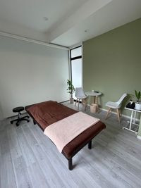 施術ベッド、ホットキャビ、カウンセリングテーブルセット完備 - Share Space Y's Room Aの室内の写真