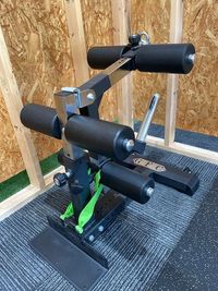 レッグカール、レッグエクステンション可能！ - GymBecome 駅近レンタルジムの室内の写真