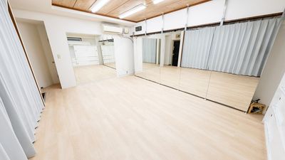 大きな鏡が２面あるのでダンスやレッスンにもピッタリ！ - レンタルスタジオAivic恵比寿の室内の写真