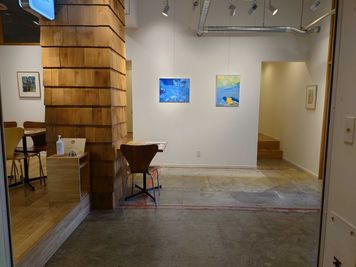 店舗内入口
※店舗内の絵画（作品）は２ヶ月毎に変更します - ONVO SALON URAWA DOKIDOKI  room3の室内の写真