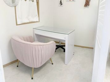 空間にゆとりがあるので、材料や備品の持ち込みも安心です！ - THE Same レンタル／Nail Salon Roomの室内の写真