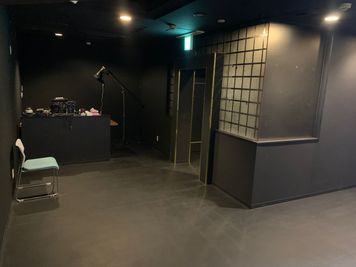 黒を基調とした空間になっています - BLACK CREATION STUDIO -TOKYO- レンタルスタジオの室内の写真