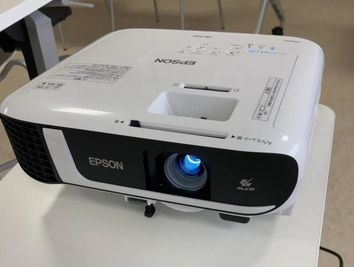 EPSON　EB-FH52
HDMIポート２つあり
パソコンとプロジェクターをHDMIで繋いでください。
プロジェクター側のHDMIはHDMI１に - ユメールラボ　レンタルスペース・貸会議室 【特別価格】三宮駅から5分・地下直結レンタルスペース【無人化】の設備の写真