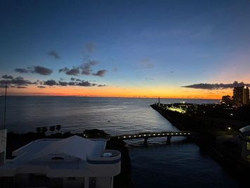 夕焼けも最高なので1日ゆっくり過ごすのもおすすめ♪ - ジムフィールド沖縄北谷スタジオ ホームパーティー・トレーニング・自主トレ可能/沖縄北谷の室内の写真