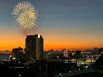 花火の日は絶景スポットです♪ - ジムフィールド沖縄北谷スタジオ ホームパーティー・トレーニング・自主トレ可能/沖縄北谷の室内の写真