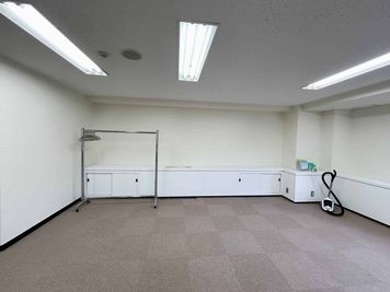 【ハンガーラック、傘立ては出入口付近にございます】 - TIME SHARING 神谷町 32芝公園ビル 4Aの室内の写真