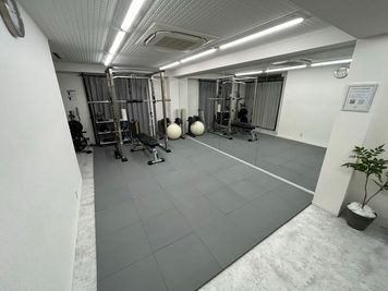 ゴムマット - private gym CLARITY 梅田店 レンタルジムの設備の写真