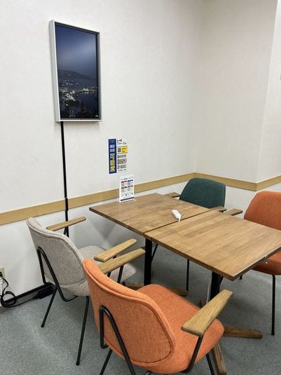 コインスペースくさつ平和堂店 4名テーブル（通話・会話OK）の室内の写真