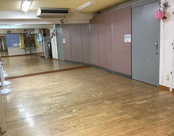 鏡張り、桜木の踊りやすいフロアーでダンスレッスン、練習に！また少人数勉強会などに！ - スタジオ　レオン