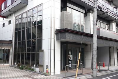 椎名町駅南口より徒歩1分！建物ガラス面に『offza』が目標！ - Cafe＆Diner Offza キッチン付きライブ＆スペースレンタルの外観の写真