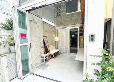 閑静な住宅街の一軒家 - ギャラリースタジオ24 西新宿の入口の写真