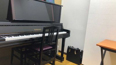 スガナミ楽器烏山南口センター アップライトピアノのお部屋(スガナミ楽器烏山南口センター)の室内の写真