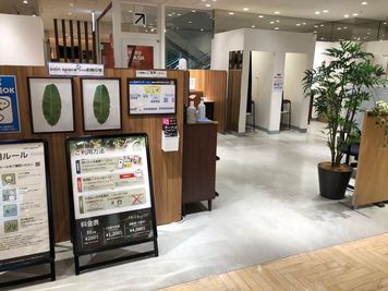 コインスペース博多マルイ店 1人用席（通話・会話OK）の入口の写真