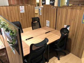 4名様用のWEB通話・会話可能席 - コインスペース東急プラザ渋谷店