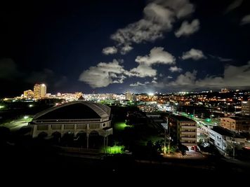 夜景も綺麗です♪ - ジムフィールド沖縄北谷スタジオ ホームパーティー・トレーニング・自主トレ可能/沖縄北谷の室内の写真