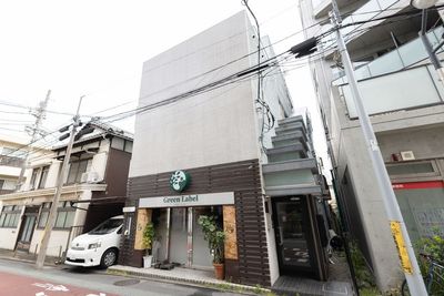 オシャレな外観の建物です。近隣にはオシャレで美味しい飲食店が複数あります。 - 【マシンピラティス体験レッスン】ママ友同士のご参加歓迎🙆‍♀️ 学芸大学駅近✨マシンピラティス体験レッスン開催します🙋‍♀️の外観の写真