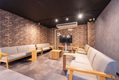 LAMP 新橋汐留店 席数84、立食100名のイベントスペース・貸会議室【SS01】の室内の写真