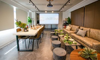 プロジェクター＆スクリーン完備（有料） - chill inn西新宿【西新宿駅2分】2023年オープン 【平日15名以下】chill inn西新宿【西新宿駅2分】の室内の写真