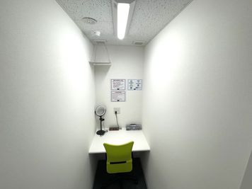 ☆LEDリングライトと卓上電源があり、集中できる完全個室 - THE BLOOM UENO（ザ・ブルーム上野） THE BLOOM UENO 個室/コワーキング　410号室の室内の写真