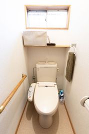 トイレは男女兼用の洋式トイレです。（温水洗浄便座付） - 寺子屋大吉 世田谷まったり古民家１階‼️6畳2間続き間ー3駅使えてとても便利の室内の写真