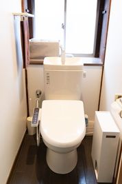 トイレは男女兼用の洋式トイレです。（温水洗浄便座付） - 寺子屋大吉 広々２階‼️和室付き18畳のアンティーク洋室の室内の写真