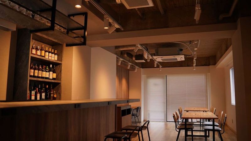 バーカウンターとテーブル席 - Workspace & Bar 56 【人形町徒歩2分】 会議用の半個室ソファ席があるワークスペースの室内の写真