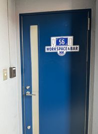 入口ドア - Workspace & Bar 56 【人形町徒歩2分】 会議用の半個室ソファ席があるワークスペースの入口の写真