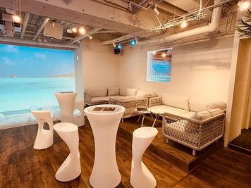 店内　※ハイテーブルとハイチェアは移動可 - TOKYO BEACH CLUB～endless summlr～ TOKYO BEACH CLUBの室内の写真